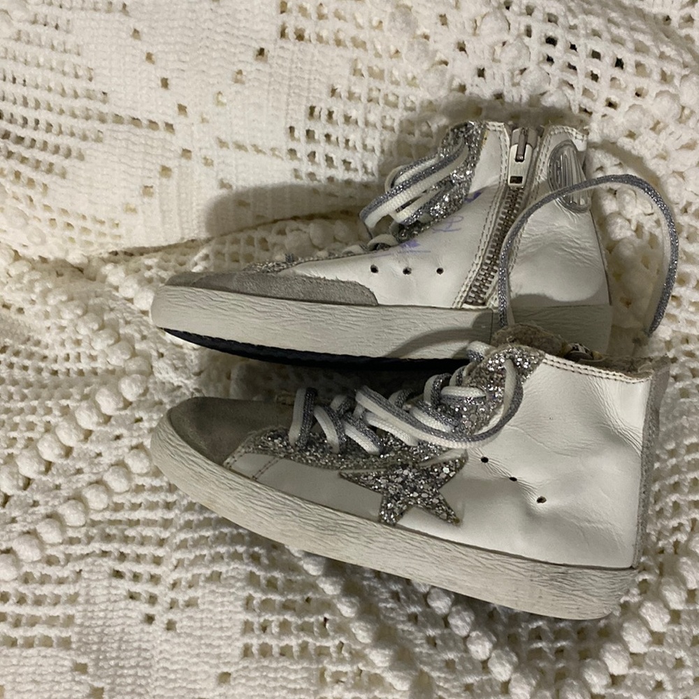Golden goose size 28